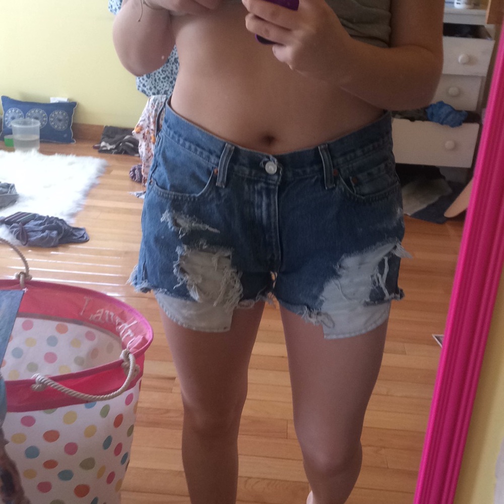 *SOLD* levi distressed shorts